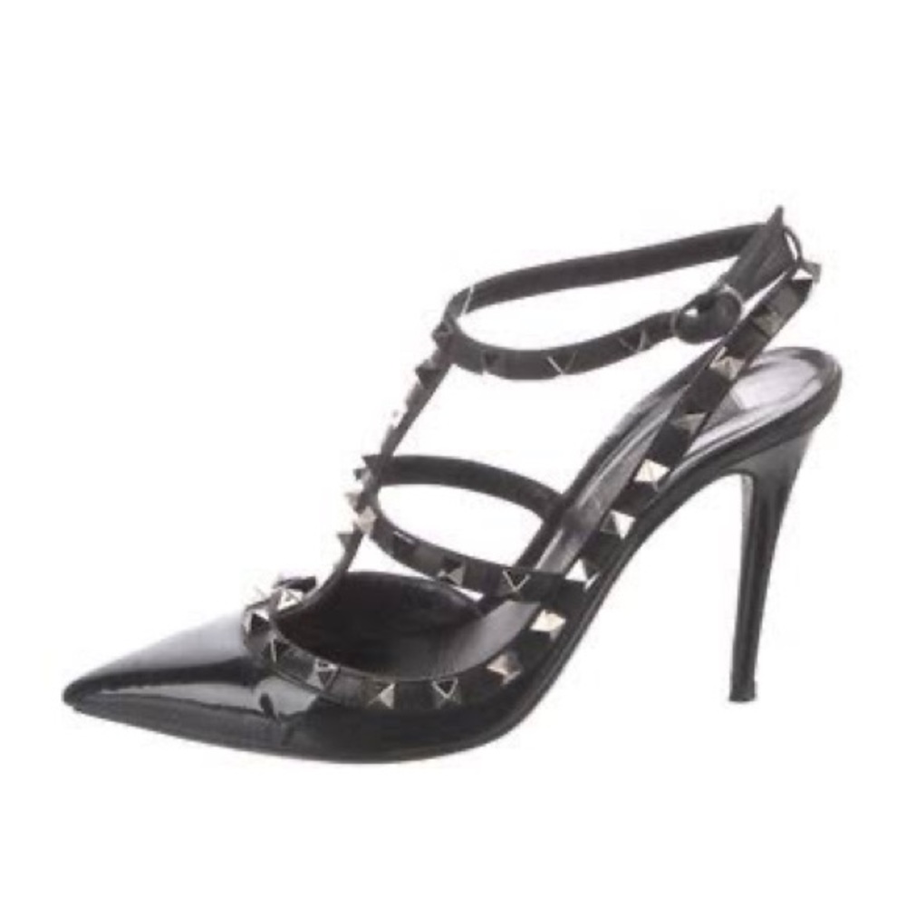 • VALENTINO ROCKSTUD BLACK PATENT LEATHER POINTED TOE STRAPPY HEELS •